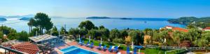 een uitzicht op een grote hoeveelheid water met een zwembad bij agnadi hotel in Achladies