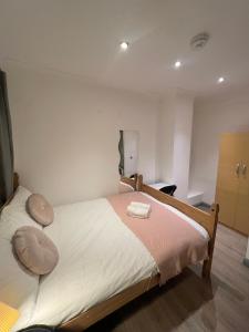 سرير أو أسرّة في غرفة في 3 Bedroom Flat in King’s Cross, St Pancras’s. 8 People