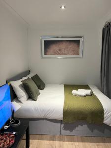 سرير أو أسرّة في غرفة في 3 Bedroom Flat in King’s Cross, St Pancras’s. 8 People