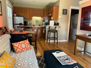 een woonkamer met een bank en een keuken bij Luxury Smart Bungalow in Fayetteville