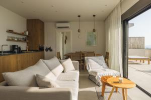 een woonkamer met 2 banken en een tafel bij Villa Mare Incredible 3 bed villa private pool in Paleros