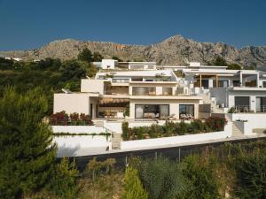 een weergave van een huis met bergen op de achtergrond bij Villa Mare Incredible 3 bed villa private pool in Paleros