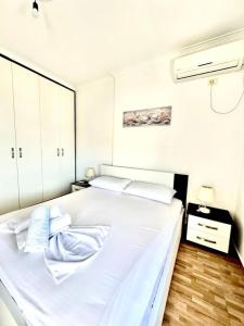 Tempat tidur dalam kamar di Albania Dream Apartment 31