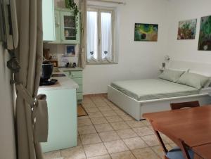 eine Küche und ein Wohnzimmer mit einem Bett in der Unterkunft Casetta la Terrazza in Civita Castellana