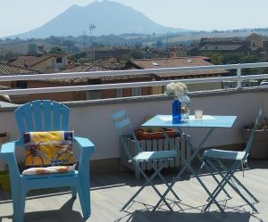 - Balcón con mesa y 2 sillas en Casetta la Terrazza en Civita Castellana