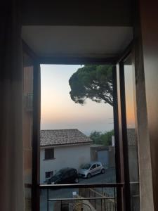 una ventana con vistas a un coche aparcado en un aparcamiento en Romantic House above Roma, en Monte Porzio Catone