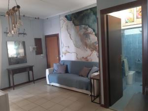una sala de estar con sofá y una pintura en la pared en Romantic House above Roma, en Monte Porzio Catone