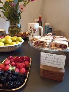 stół z talerzami żywności i owoców w obiekcie V&V RentRoom Design w mieście Gignod