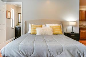 Postel nebo postele na pokoji v ubytování Toledo Vacation Rental about 5 Mi to Downtown!