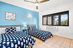 1 dormitorio con 2 camas y ventana en BEACH ACCESS + 3 Pools + OCEAN VIEWS - 2BR In Palmas - Sleeps 7 en Humacao