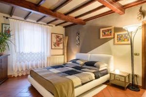 Un dormitorio con una cama grande y una ventana en Villa "Corte de' Baldi", en Ortignano Raggiolo