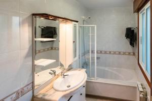 un bagno con lavandino e vasca da bagno di Casa Bella Lalin- 4 Double bedroom Galician Country Home! a Pontevedra