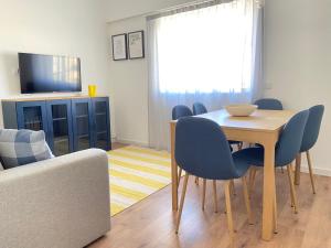 a living room with a table and chairs and a television at Hotel Made inn Faro in Faro