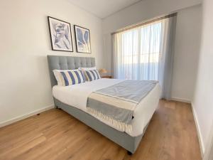 a bedroom with a large bed and a window at Hotel Made inn Faro in Faro