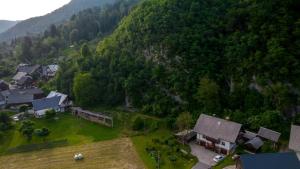 een luchtzicht op een dorp in de bergen bij Sobe Ličef in Bohinj