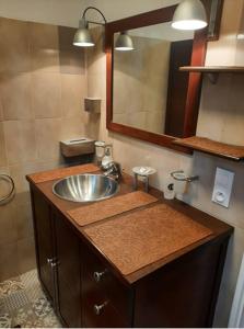 een badkamer met een wastafel en een spiegel bij Maison confort et repos in Crecy la Chapelle