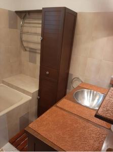 een badkamer met een wastafel en een aanrecht bij Maison confort et repos in Crecy la Chapelle
