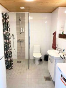 PASILA Modern flat centrally located في هلسنكي: حمام مع دش ومرحاض ومغسلة