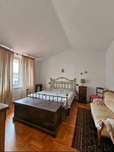 1 dormitorio con 1 cama grande y 1 alfombra en BarberinoRelax, en Barberino di Mugello