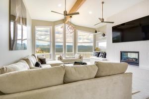 uma sala de estar com um grande sofá e janelas em Luxury Prescott Retreat with Views about 7 Mi to Dtwn! em Prescott