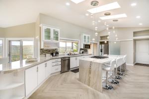 uma cozinha com armários brancos e uma grande ilha em Luxury Prescott Retreat with Views about 7 Mi to Dtwn! em Prescott