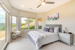 um quarto com uma cama grande e janelas em Luxury Prescott Retreat with Views about 7 Mi to Dtwn! em Prescott