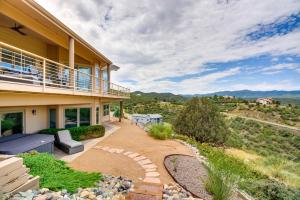 uma casa com um pátio com vista para as montanhas em Luxury Prescott Retreat with Views about 7 Mi to Dtwn! em Prescott