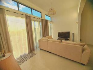 TV a/nebo společenská místnost v ubytování Cosy Apartment near the beach