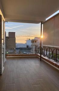 a balcony with a view of the sunset on a building at Acogedor apartamento junto al mar in Oliva