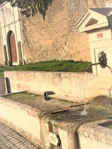 La MUSARDIERE Gîte paisible à la campagne : نافورة مياه امام المبنى