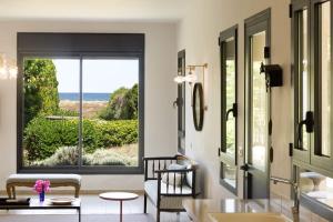 ein Wohnzimmer mit einem Fenster mit Meerblick in der Unterkunft Yamim Suites On The Beach in Schawe Zion