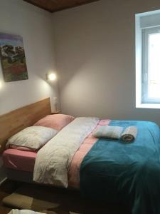 ein Schlafzimmer mit einem Bett mit zwei Handtüchern darauf in der Unterkunft La MUSARDIERE Gîte paisible à la campagne 