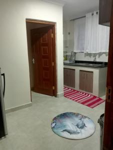 - une cuisine avec une porte et un tapis au sol dans l'établissement Amalya suites by TJ, à Eldoret