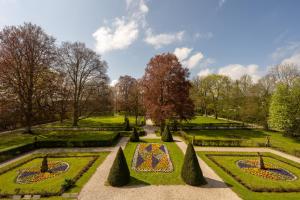 uma vista para um jardim com flores e árvores em Schloss Lautrach em Lautrach