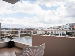 uma varanda com vista para a cidade em Lake Drive Rooms&Apartments em Tirana
