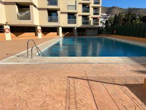 una piscina frente a un edificio en Appartement front de mer piscine, en Almuñécar