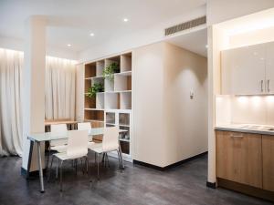 uma cozinha e sala de jantar com mesa e cadeiras em Lake Drive Rooms&Apartments em Tirana