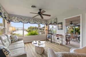 Posezení v ubytování Palm Paradise Waterfront Home - Flagler Beach - Dock - Pet Friendly - Close To The Beach