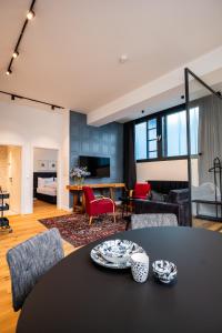 Televízia a/alebo spoločenská miestnosť v ubytovaní Apartments Leopold Ferdinand