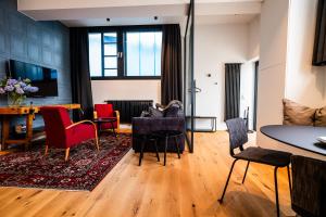 uma sala de estar com um sofá e cadeiras em Apartments Leopold Ferdinand em Sankt Stefan im Lavanttal