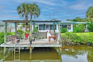 Zahrada ubytování Palm Paradise Waterfront Home - Flagler Beach - Dock - Pet Friendly - Close To The Beach