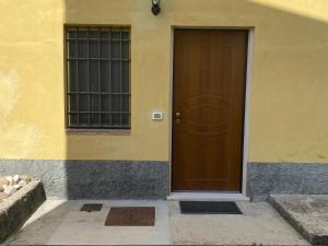 a brown door on the side of a building at B&B C'era una volta in Solferino