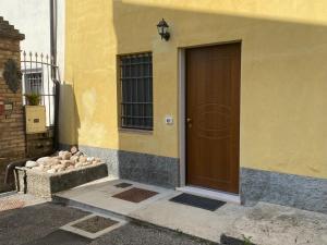 a house with a door and a stone sidx sidx sidx at B&B C'era una volta in Solferino