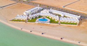 una vista aerea di un resort su una spiaggia di YM Resort a Yanbu