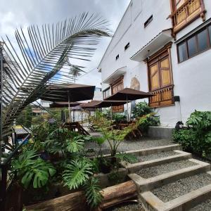 薩蘭托的住宿－Balcones del Ayer，房屋前面设有楼梯和遮阳伞