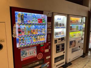 dos máquinas expendedoras en una tienda con bebidas en Hotel Axia Inn Kushiro en Kushiro