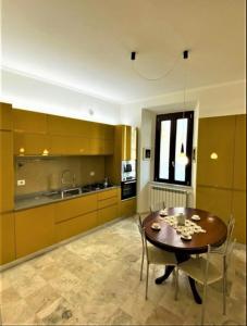 a kitchen with a table and chairs in a room at Casa Vittorio Emanuele in Fiuggi