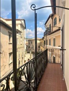 balcón con vistas a algunos edificios en Casa Vittorio Emanuele en Fiuggi