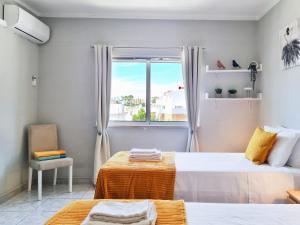 Ένα ή περισσότερα κρεβάτια σε δωμάτιο στο CASA TÔMBUA - Pool - Beach & Center 300m - AC - WiFi +33 φωτογραφίες