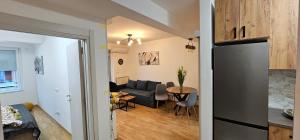 eine Küche und ein Wohnzimmer mit einem Sofa und einem Tisch in der Unterkunft Kraljevački Lux parking GARAŽA in Kraljevo + 36 Fotos